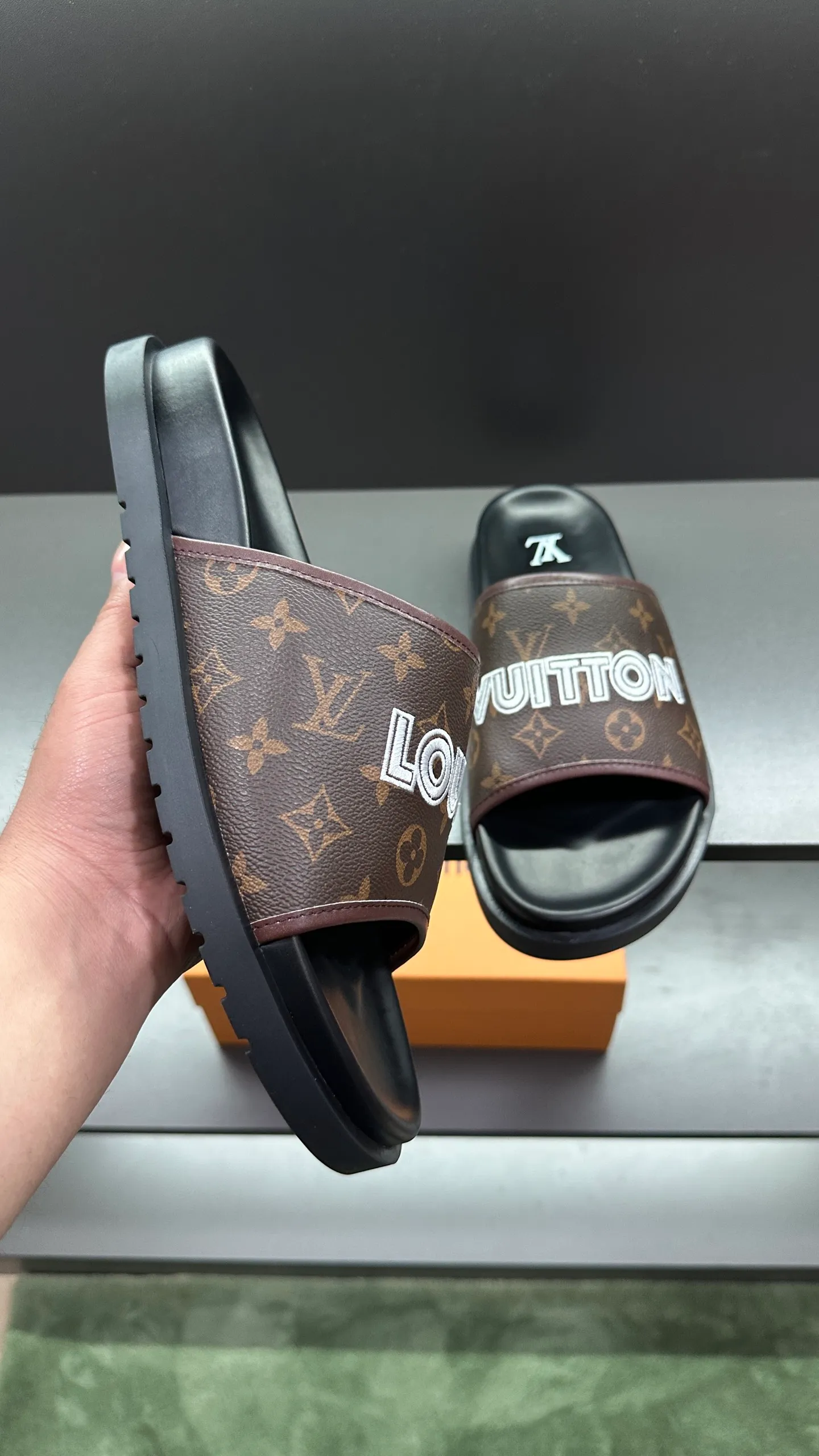 [L Home] P: 300💰Size: 38-45 Top purchasing lv men's summer slippers, classic presbyopia with soft real leather lining, unique color splicing effect, distinctive personality, fashionable and trendy essential style, light and comfortable. Lightweight and tough rubber insole, micro ridged foam outsole, super comfortable!